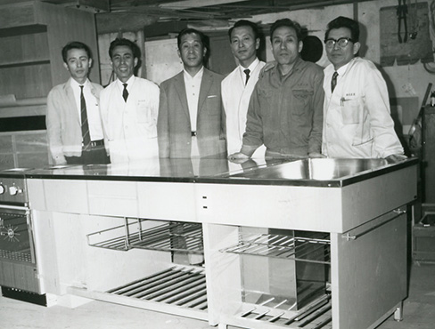 西尾長利前会長と従業員